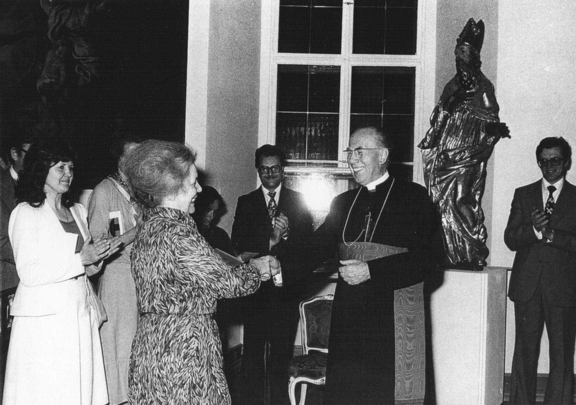 Frau Dr. Schmid mit Kardinal König