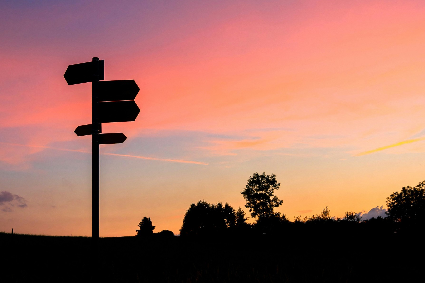 Wegweiser vor Abendhimmel