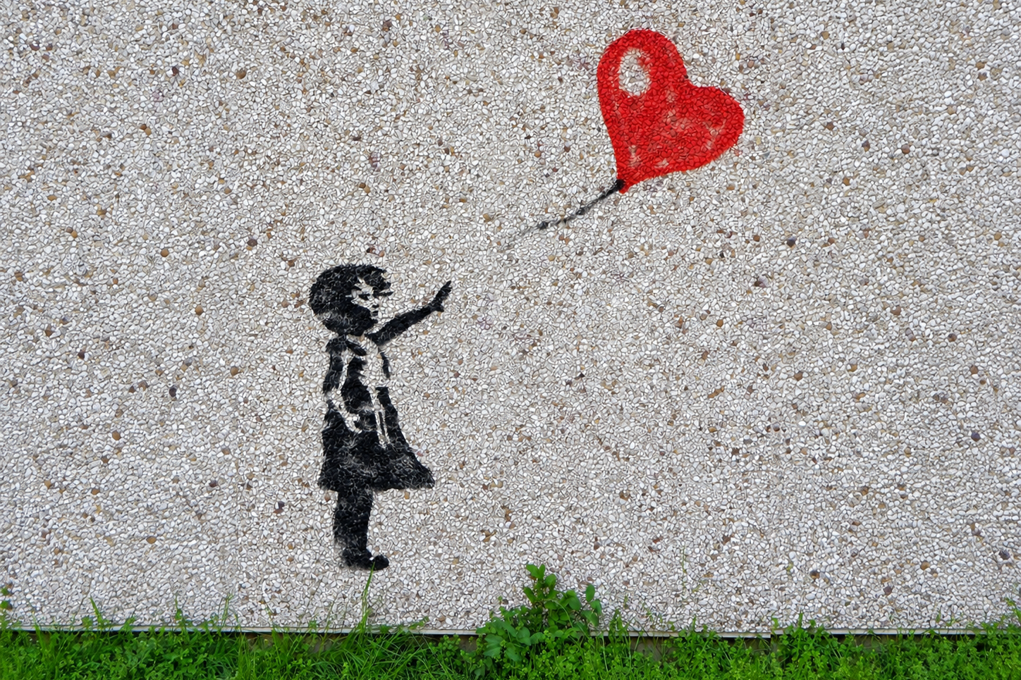 Betonmauer mit Kind, das einem Luftballon hinterherjagt / Foto: Zorro4 auf Pixabay Betonmauer mit Kind, das einem Luftballon hinterherjagt