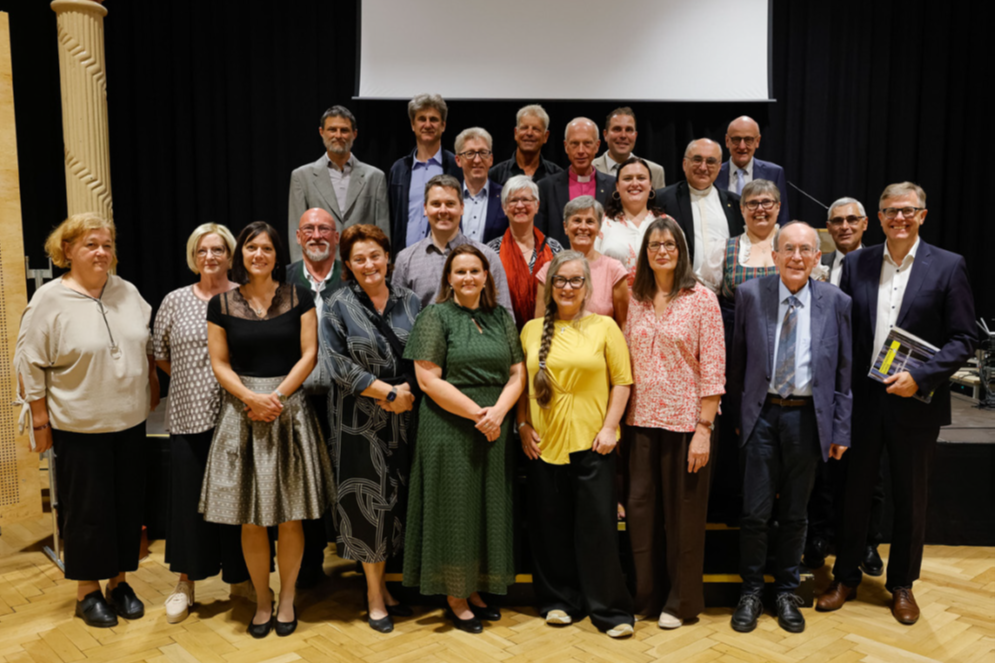 Fragen erwünscht: 18 Personen schlossen Fernkurs in Graz ab / Sonntagsblatt / Gerd Neuhold Fragen erwünscht: 18 Personen schlossen Fernkurs in Graz ab